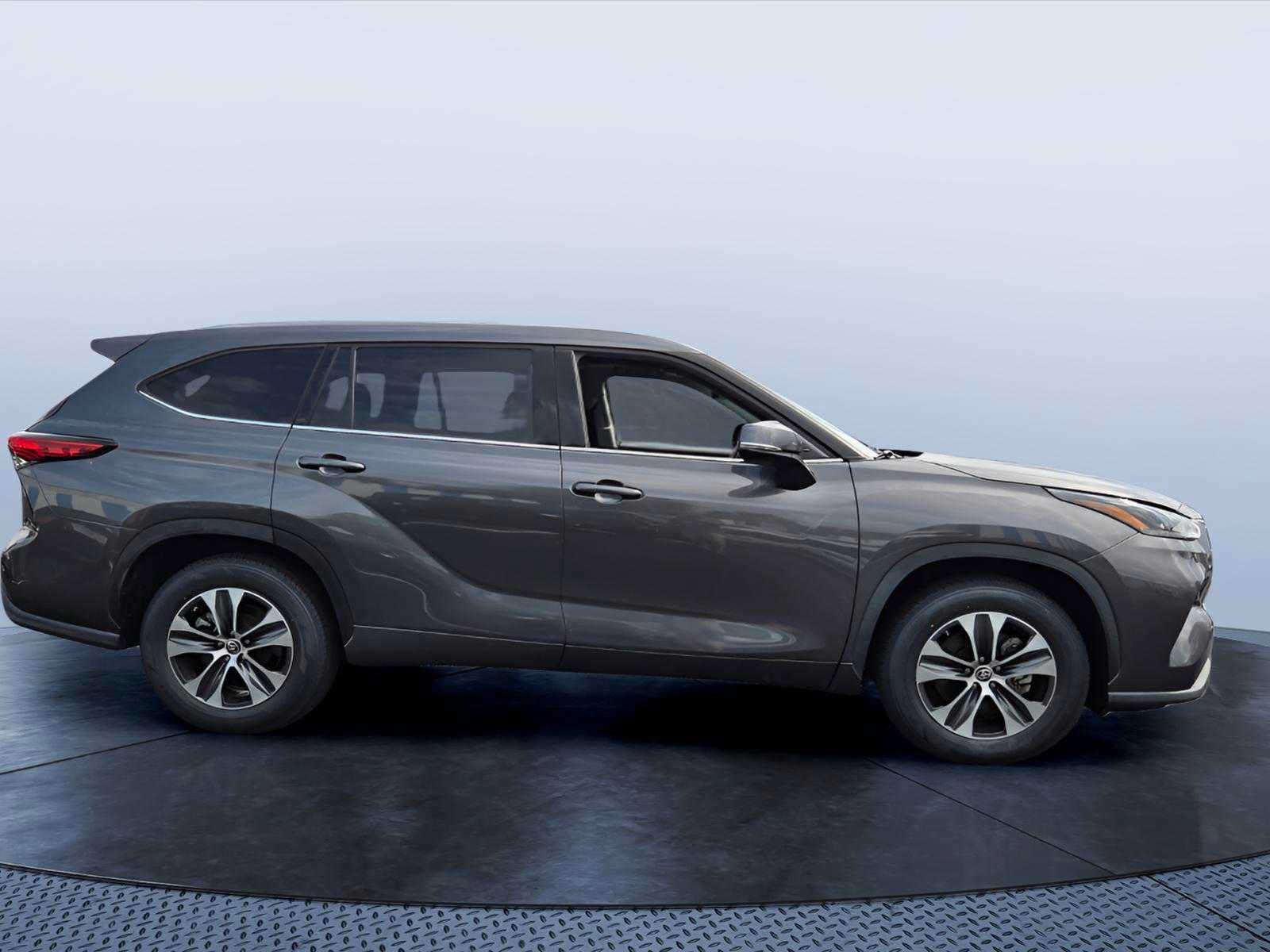 Used 2021 Toyota Highlander XLE FWD image 7