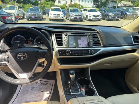 Used 2016 Toyota Highlander XLE AWD/4WD image 23