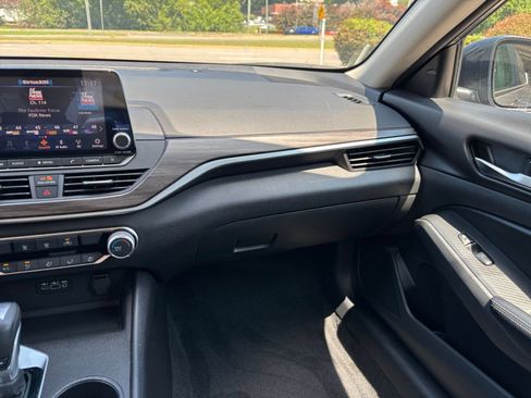 Used 2025 Nissan Altima 2.5 SV FWD image 30