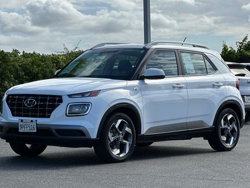 Used 2025 Hyundai Venue SEL FWD image 8