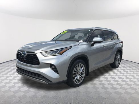 Used 2023 Toyota Highlander Platinum AWD/4WD image 3