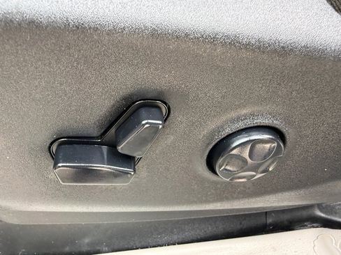 Used 2017 Chrysler Pacifica Touring-L image 24