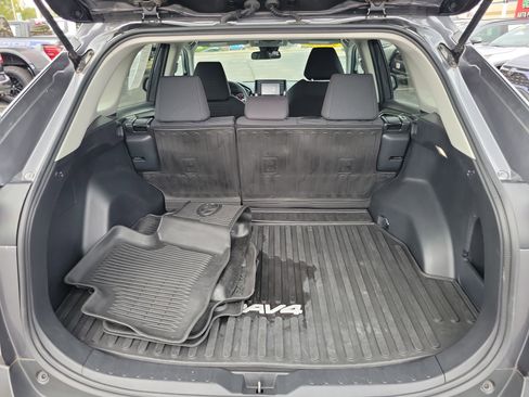 Used 2022 Toyota RAV4 LE image 9