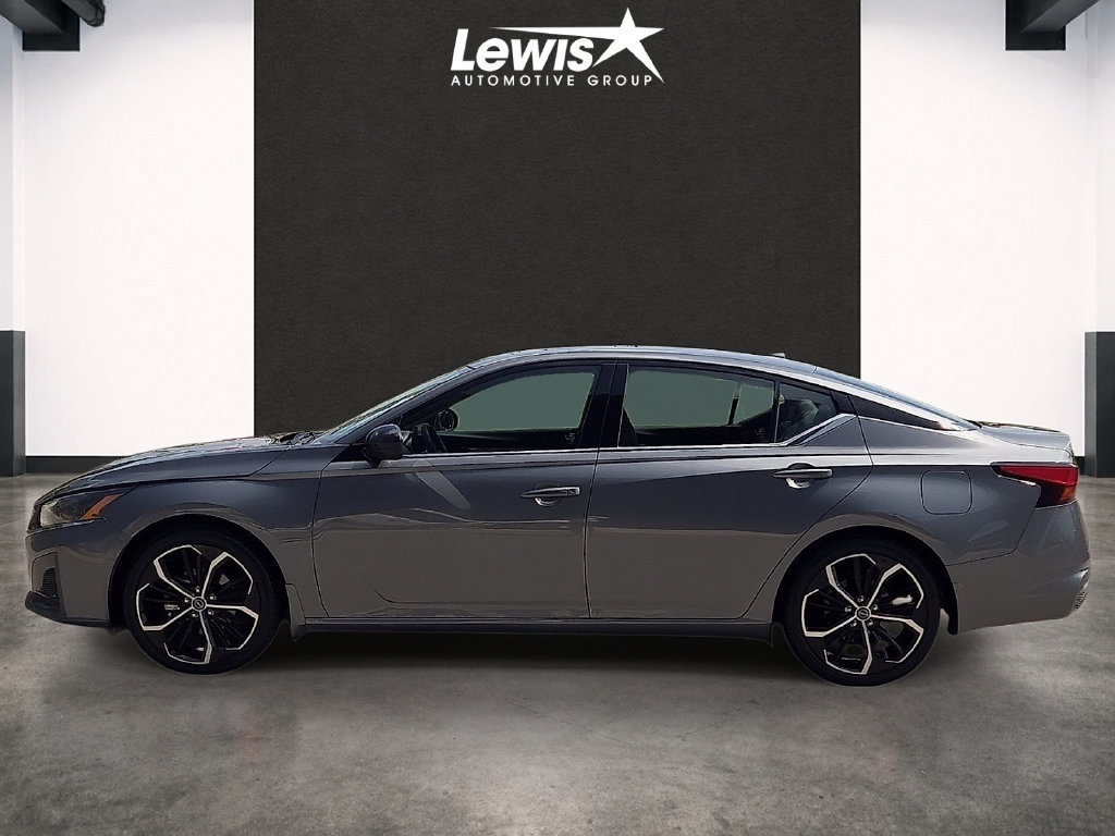 Used 2025 Nissan Altima 2.5 SR w/ SR Premium Package FWD image 2