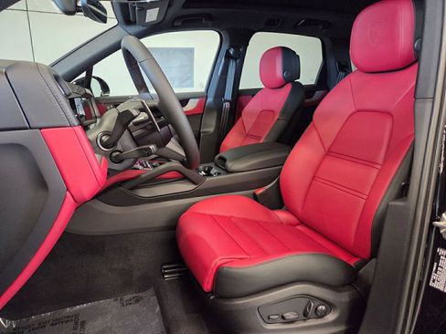Certified 2026 Porsche Cayenne AWD/4WD image 5