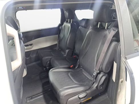 Used 2023 Kia Carnival EX image 13