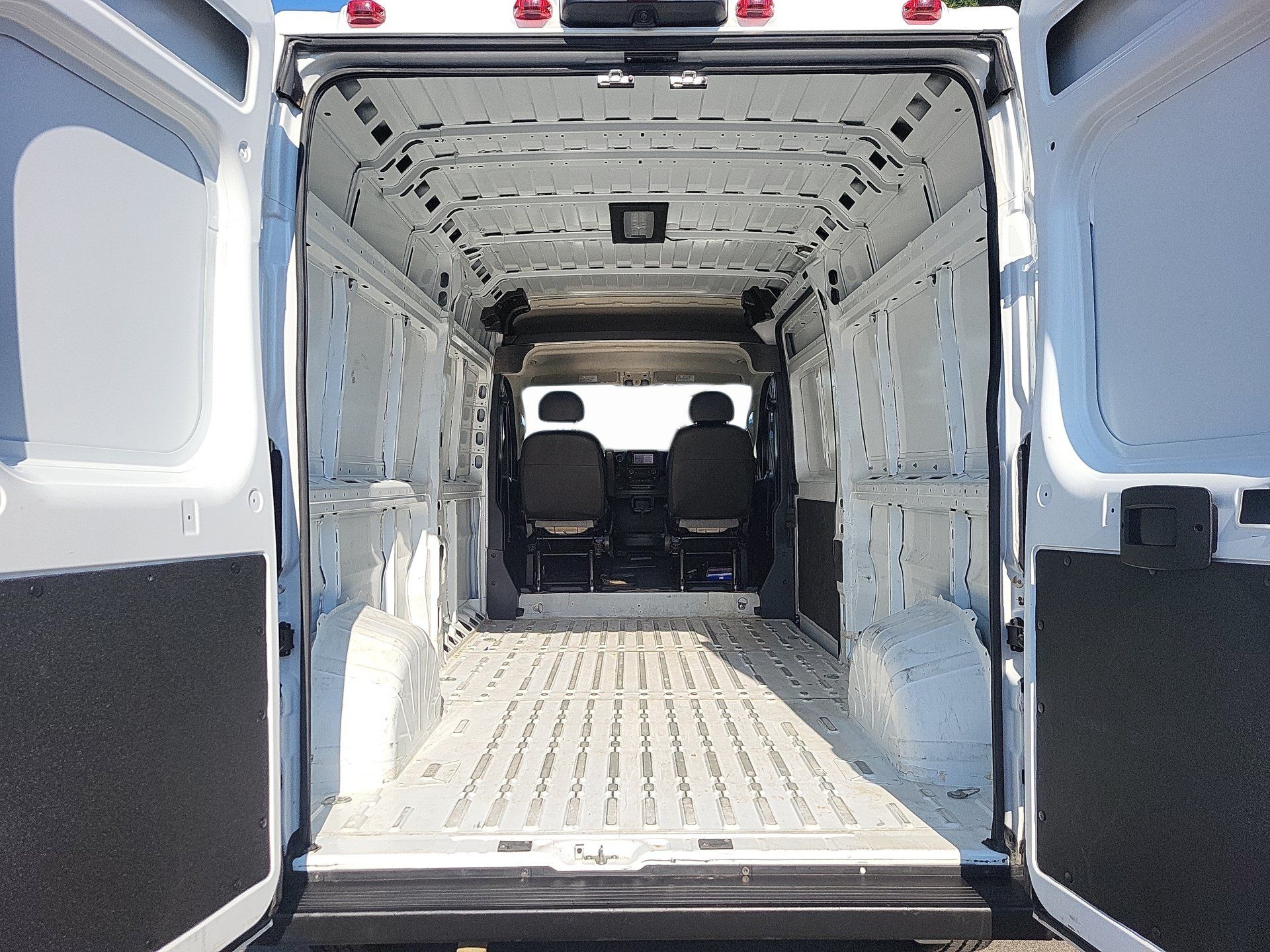 Used 2025 RAM ProMaster 2500 w/ Convenience Group FWD image 17