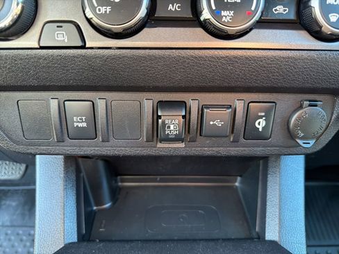 Used 2020 Toyota Tacoma TRD Off-Road AWD/4WD image 38