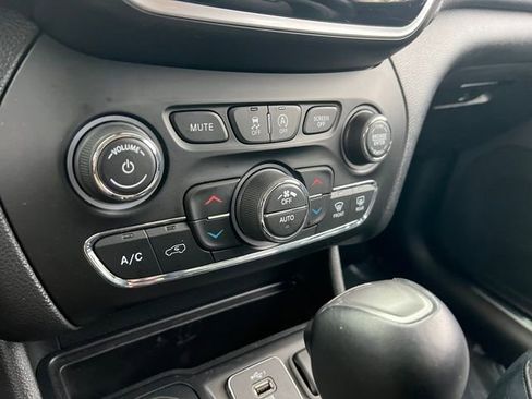 Used 2019 Jeep Cherokee Limited image 28