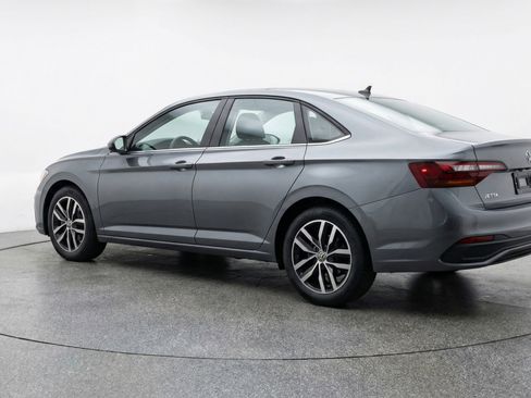Used 2025 Volkswagen Jetta SE FWD image 6