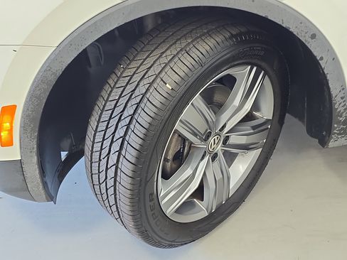 Used 2020 Volkswagen Tiguan SEL w/ 3rd Row Seat Package image 32