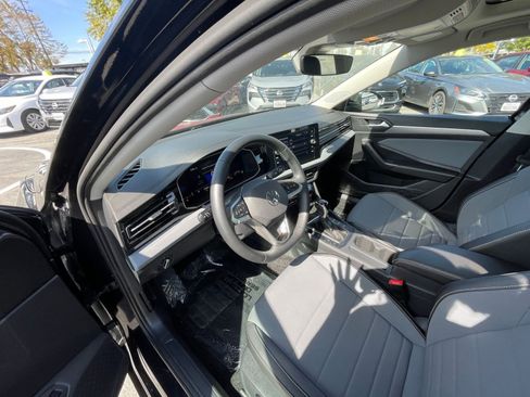 Used 2025 Volkswagen Jetta SE image 35