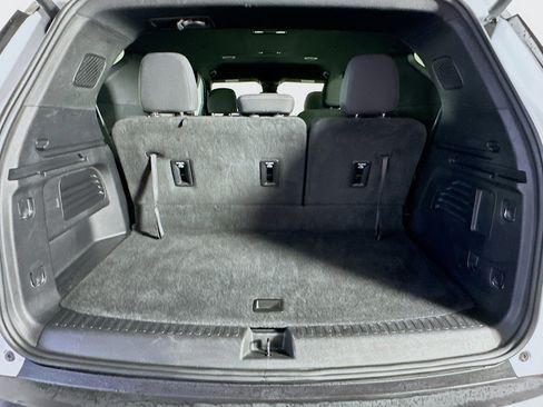 Used 2025 Chevrolet Traverse LT image 30