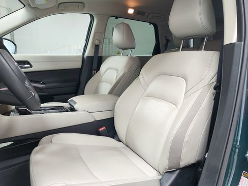 Used 2025 Nissan Pathfinder SL AWD/4WD image 10