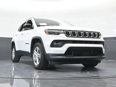 Used 2023 Jeep Compass Latitude image 27