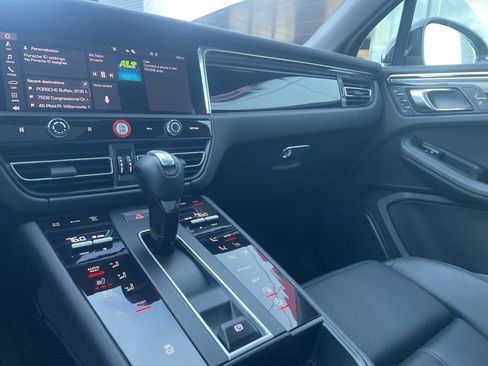 Certified 2025 Porsche Macan image 34