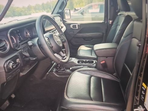 Used 2024 Jeep Gladiator Sport w/ Premium Package AWD/4WD image 2