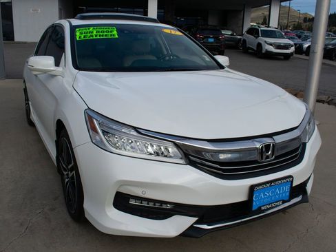 Used 2017 Honda Accord Touring image 9
