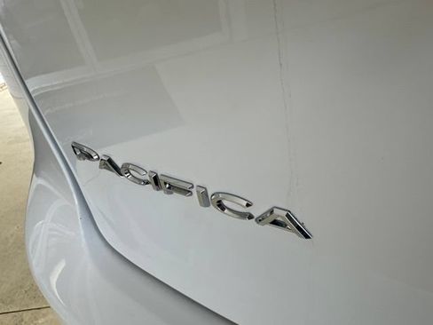 Used 2023 Chrysler Pacifica Touring FWD image 37