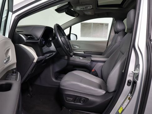 Used 2024 Toyota Sienna XLE image 10