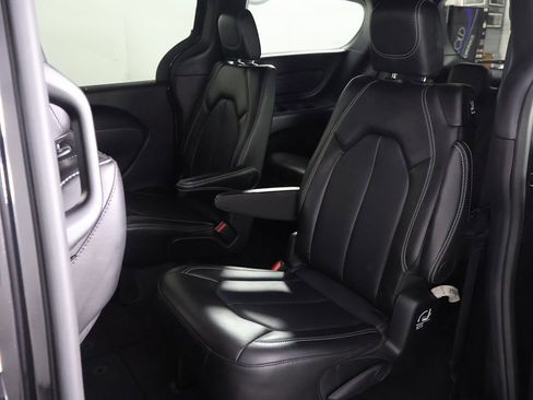 Used 2025 Chrysler Pacifica Select image 38