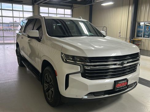 Used 2022 Chevrolet Suburban LT w/ Luxury Package image 7