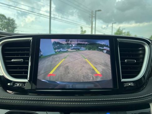 Used 2023 Chrysler Pacifica Limited image 23