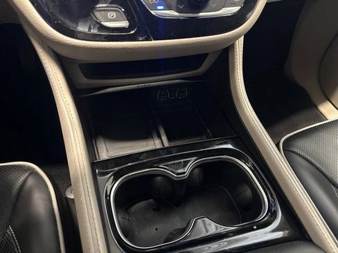 Used 2024 Chrysler Pacifica Limited FWD image 24