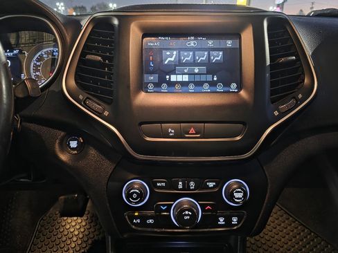 Used 2019 Jeep Cherokee Latitude Plus AWD/4WD image 16