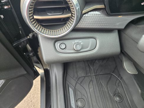 Used 2025 Chevrolet Trax ACTIV w/ Sunroof Package FWD image 17
