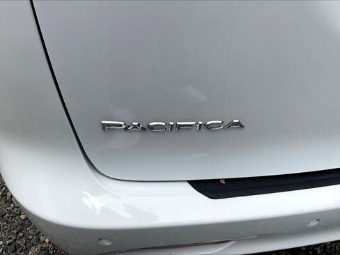 Used 2019 Chrysler Pacifica L FWD image 23