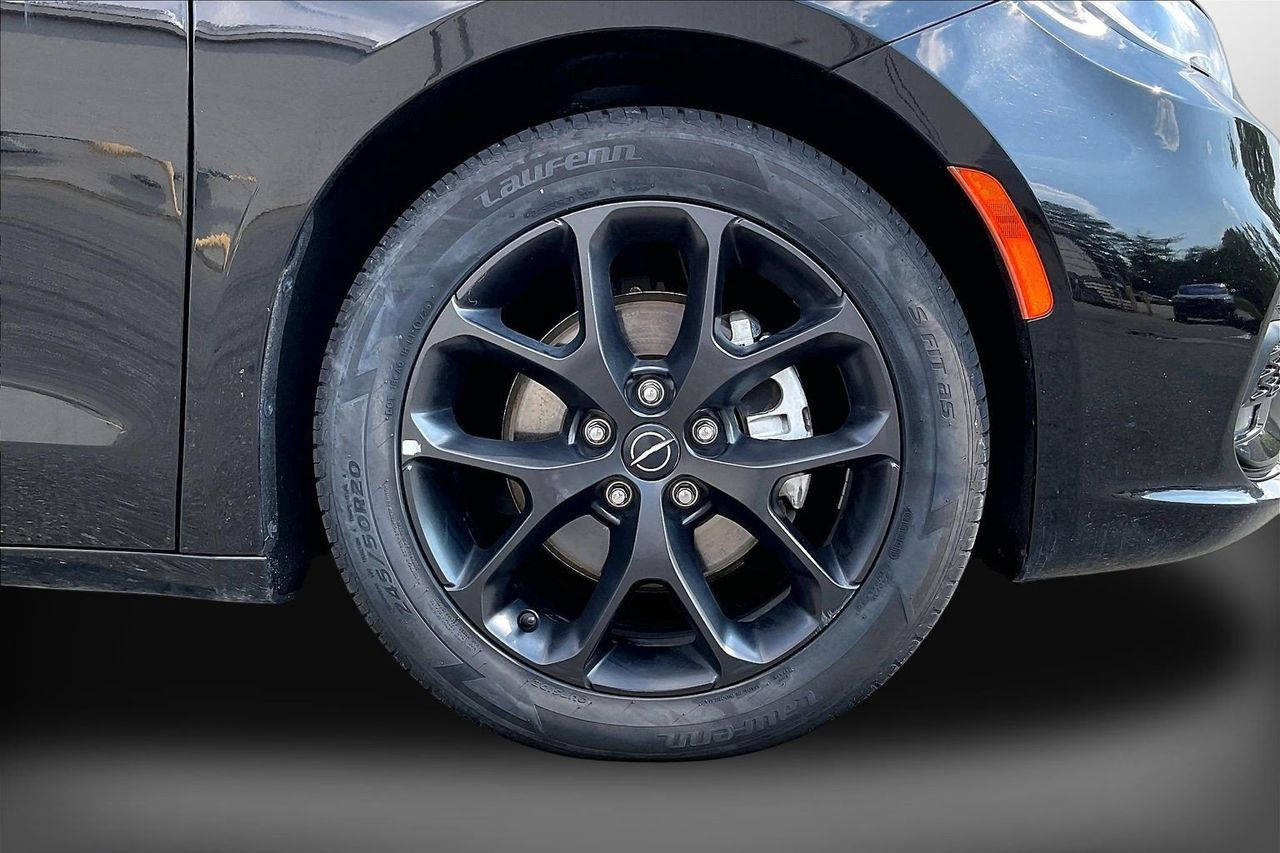 Used 2025 Chrysler Pacifica Limited FWD image 36