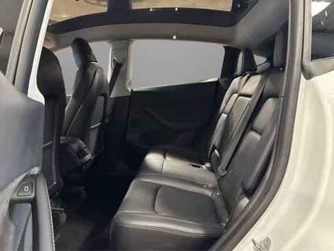 Used 2022 Tesla Model Y Long Range image 36