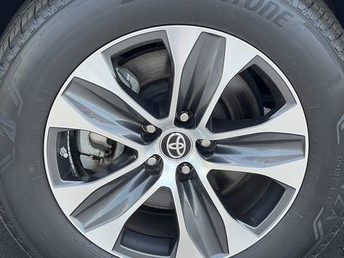 Used 2022 Toyota Highlander XLE AWD/4WD image 9