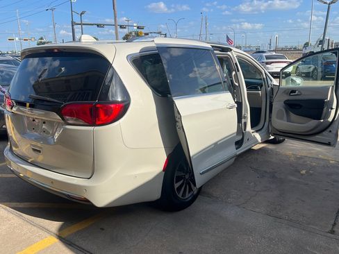 Used 2020 Chrysler Pacifica Touring-L Plus FWD image 12