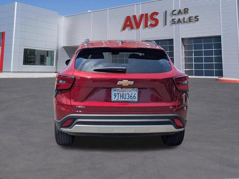 Used 2025 Chevrolet Trax LT w/ LT Convenience Package FWD image 7