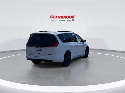 Used 2024 Chrysler Pacifica Limited w/ S Appearance Package image 9