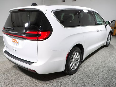 Used 2023 Chrysler Pacifica Touring-L FWD image 7