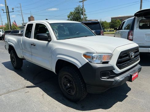 Used 2016 Toyota Tacoma SR RWD image 3