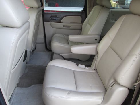 Used 2010 Chevrolet Suburban LTZ image 14
