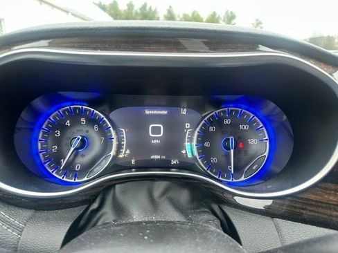 Used 2024 Chrysler Pacifica Limited FWD image 34