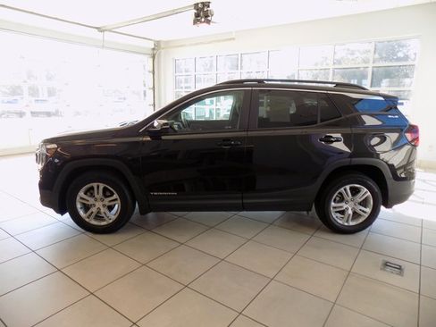 Used 2023 GMC Terrain SLE w/ Driver Convenience Package image 4