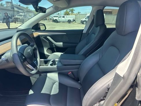 Used 2025 Tesla Model Y Long Range RWD image 9