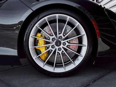 Used 2025 McLaren Artura Spider image 27