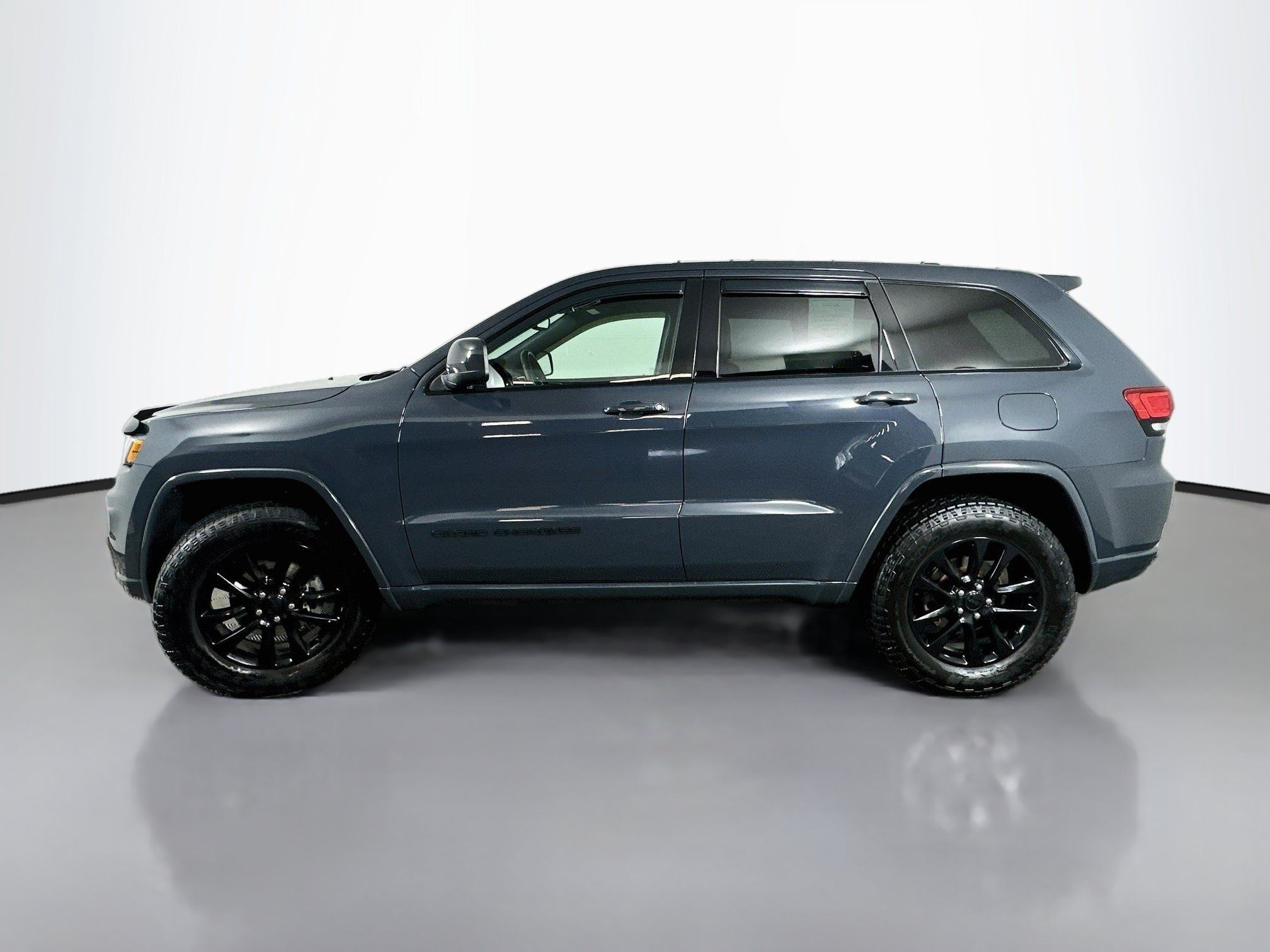 Used 2017 Jeep Grand Cherokee Altitude AWD/4WD image 4