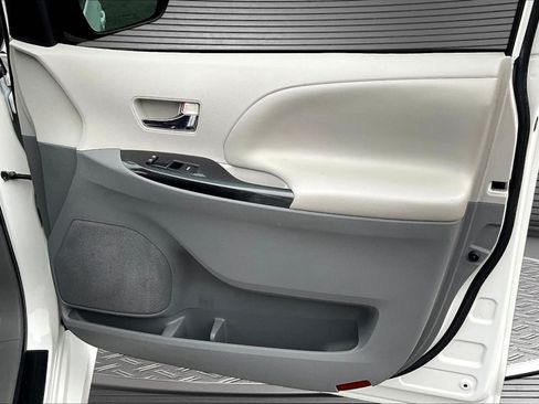 Used 2012 Toyota Sienna SE FWD image 26