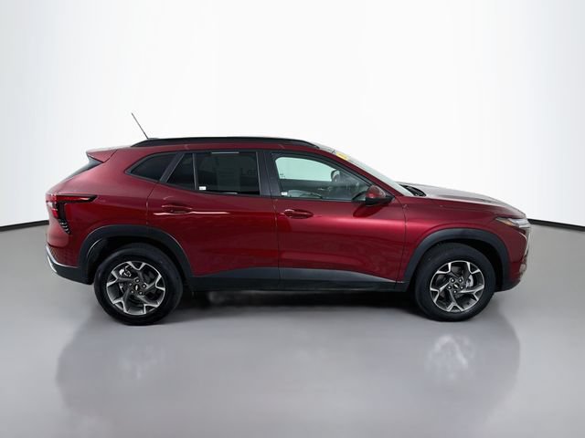 Used 2025 Chevrolet Trax LT w/ LT Convenience Package FWD image 9