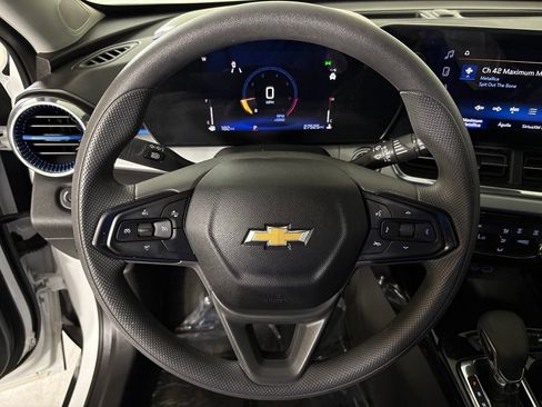 Used 2025 Chevrolet Trax LT FWD image 22