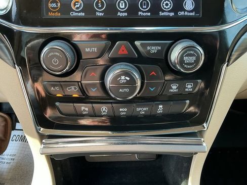 Used 2022 Jeep Grand Cherokee Laredo E AWD/4WD image 17