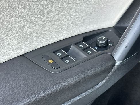 Used 2018 Volkswagen Tiguan SEL w/ R-Line Package image 13